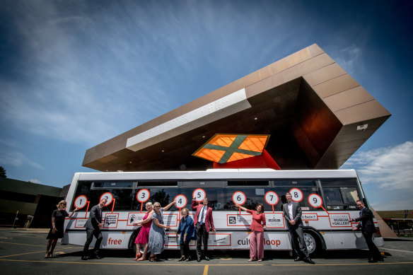Directors from Canberra's main institutions have  joined forces to  provide a free "culture loop" bus service  for Canberra commuters.
