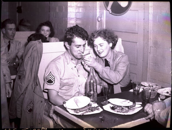 American troops and Australian girls meet in Sydney. 1942.