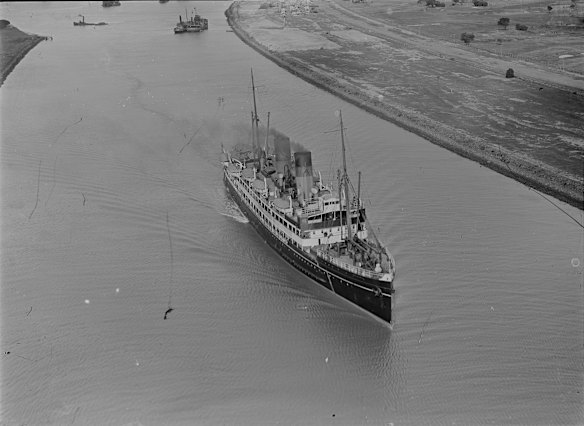 Ship in Port of Melbourne, ca. 1928. Credit: Charles Daniel Pratt/State Library of Victoria