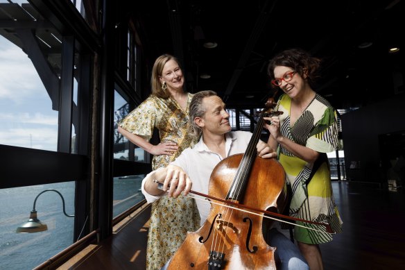 ACO cellist Julian Thompson gives some behind-the-scenes tips on how to play the cello to journalists Leigh Sales and Annabel Crabb.