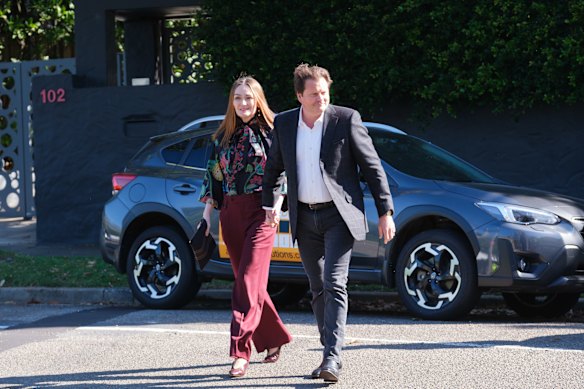 Siobhan McKenna e seu marido James Flintoft chegam à festa anual de Natal de Lachlan Murdoch em sua casa em Bellevue Hill na noite de quinta-feira.