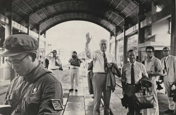 1971, Gough Whitlam, visit to China. Whitlam on the Shum Chun River bridge - Hong Kong/China Border. Additional Caption info from Stephen FitzGerald who was there on the trip. Info obtained 25/8/2012 from him on stevefitz@fastmail.fm Leaving China. On the bridge, border between Hong Kong and China; Whitlam, Patterson, Ken Randall, David Barnett. I think the person behind Whitlam to the right is John Stubbs.