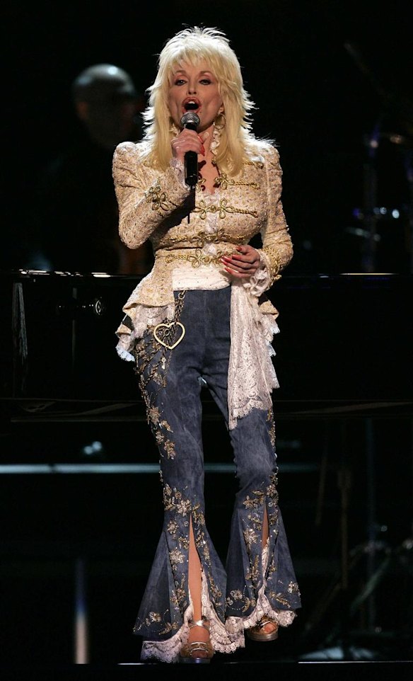 Singer Dolly Parton performs at the 39th Annual Country Music Awards, in New York, November 15, 2005.