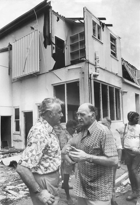 Major General Alan Stretton, the head of the Natural Disaster Organisation, makes a point to Prime minister Gough Whitlam during the PM's weekend visit to Darwin. PICTURE: John Hart