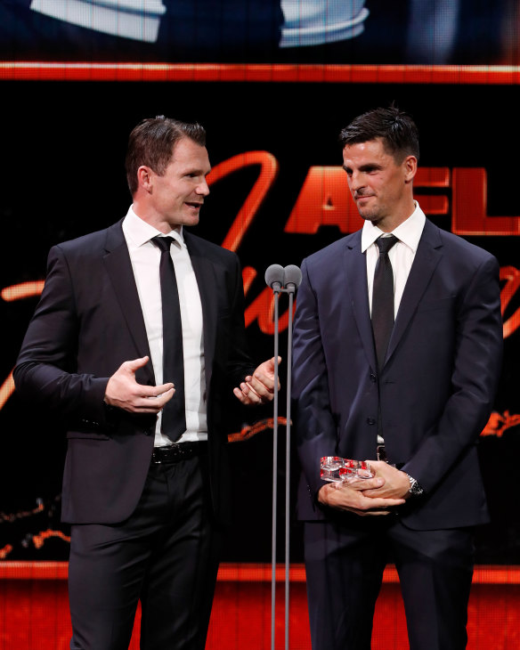 Patrick Dangerfield talks to Scott Pendlebury after the Collingwood skipper was named as the AFLPA captain of the year.