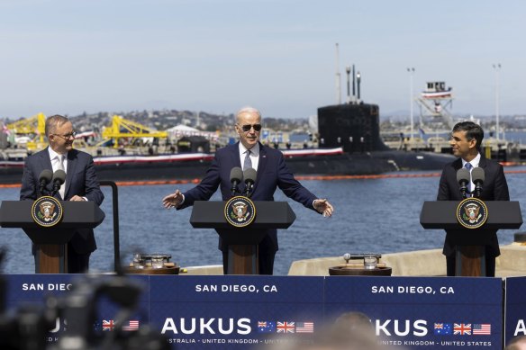 Rishi Sunak 与 Anthony Albanese 和 Joe Biden 在圣地亚哥海军基点 Loma 宣布 AUKUS 期间。