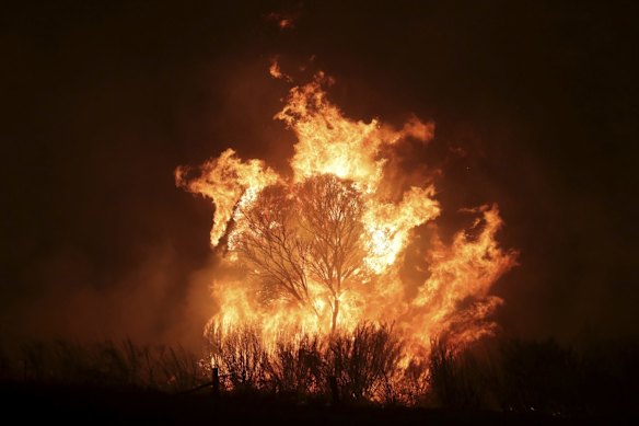 A bushfire burning south of Canberra threatening communities in Bumbalong.