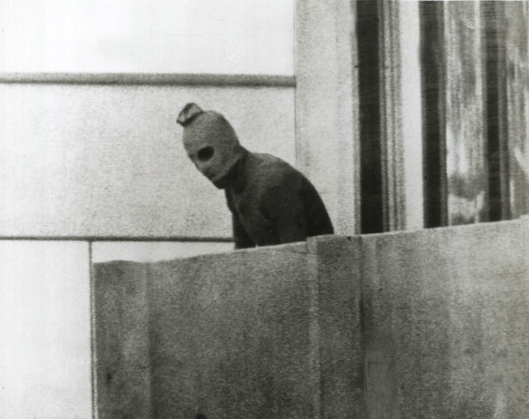 Filistinli terörist, 1972 Münih Olimpiyat Oyunları sırasında 12 İsrailli halterci ve güreşçinin rehin alındığı Connolly Strasse Blok 31'in balkonunda. 