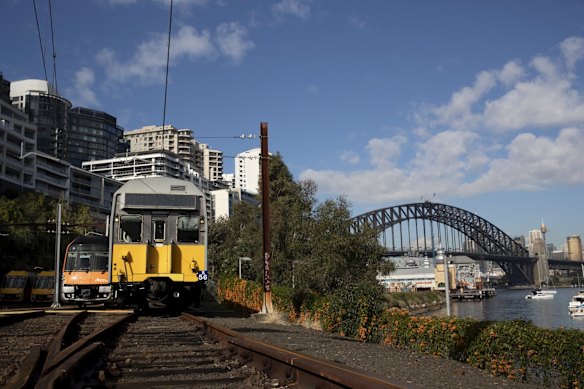 The historic final S-Set trip over the Sydney Harbour Bridge.
