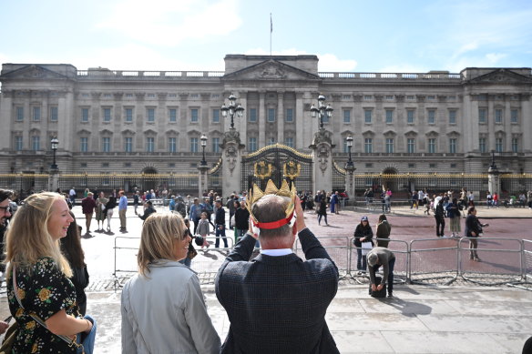 Members of the public are gathering outside Buckingham Palace.