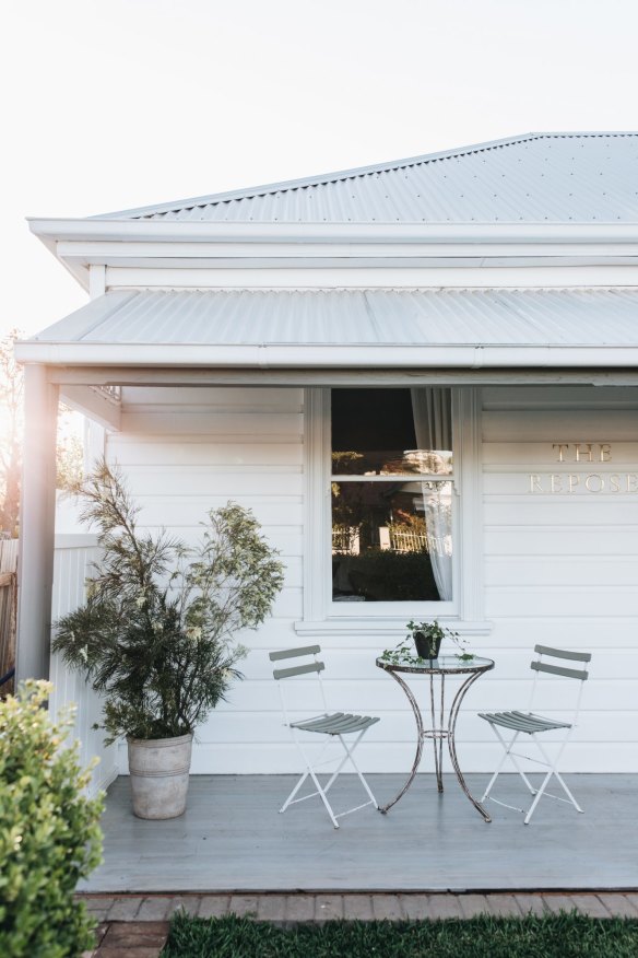 The Repose is an elegant launching pad for a visit to Dubbo's Taronga Western Plains Zoo. 