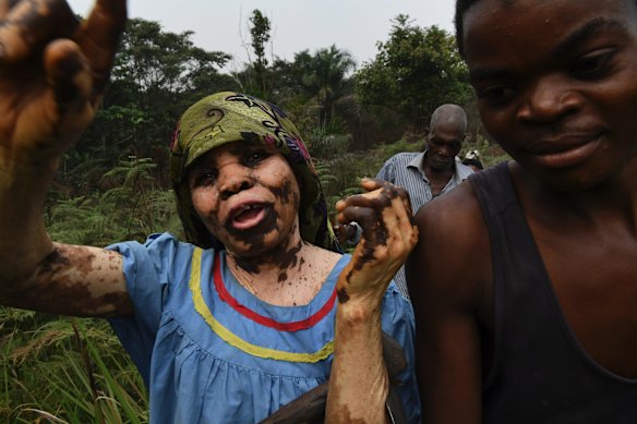 Cherie Mukengeshayi (left) returns from farming with her neighbours in Bitanda Tshiendela. Due to two years of conflict in the Kasai Region many people fled to the bush and crops were neglected or not planted. 
