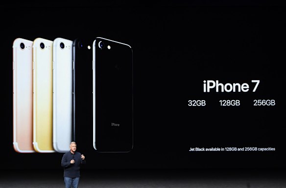 The iPhone 7 comes in black and a mirror-like 'jet black', in addition to in silver, pink and gold, moving away from the standard space gray. 