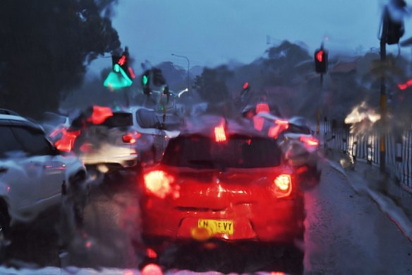 Rain pours down on traffic in Sydney's north at Mona Vale as heavy falls effect the city.