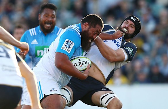Charlie Faumuina fends off Scott Fardy.