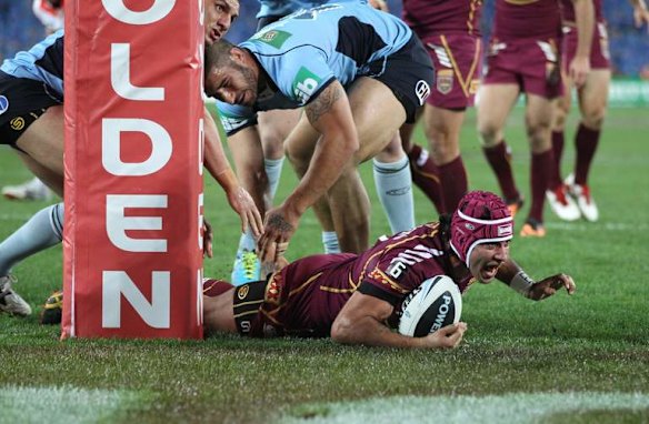 Johnathan Thu scores the first try of the night for QLD.