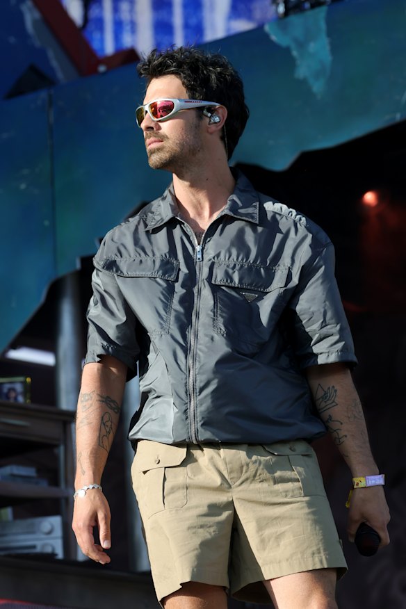 Joe Jonas con un look de Prada inspirado en el estilo utilitario de Steve Irwin en Coachella.