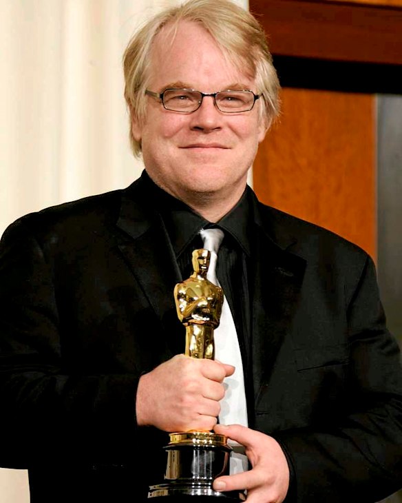 Hoffman poses with the Oscar he won as best actor in <i>Capote</I> in 2006.