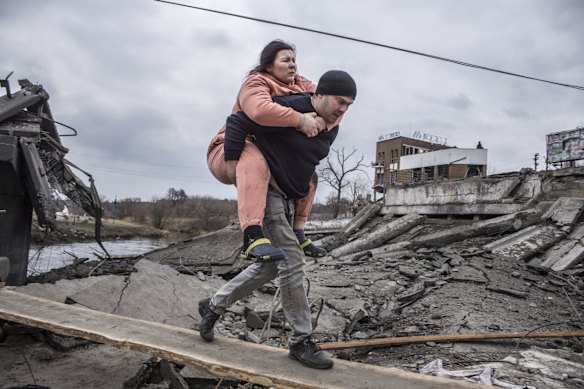 The town of Irpin, Ukraine, has been devasted by shelling, making it difficult for many residents to get around.