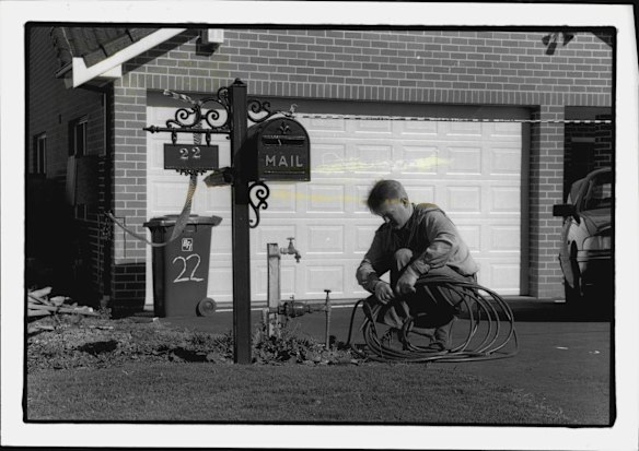 Police continued to search the house of Ivan Milat at 22 Cinnabar AV Eagle Vale today, for evidence in connection with the task force air investigation into the backpacker murders. Const. Steve Blackmore examine the garden hose. May 25, 1994.