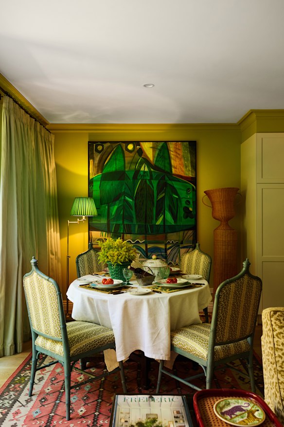 “This is our everyday
dining spot,” says
Brownlow. The
painting, Oval
Over Lake, is by
Emily Ferretti.
The chairs are by
William Yeoward.