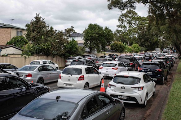 Covid testing clinic at Roselands Shopping Centre open-air car park on Dec 28, 2021. The queue starts from M5, with approximately three hours waiting.