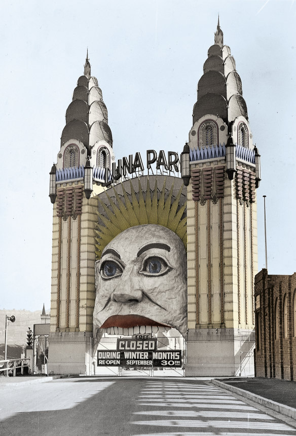 1935 Luna Park 原貌，扇形尖顶模仿世界最高的纽约克莱斯勒大厦顶部建于 1931 年。” loading=