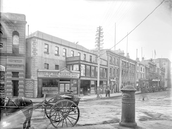 Macquarie Place, c1907. This view north along Macquarie Place takes in a warehouse built by ex-convict entrepreneur Simeon Lord. By 1907, a number of commercial tenants occupied the building, including a branch of the Bank of NSW. Photographic firm Ward and Farran's ran the Exchange Studios on the upper level, but had moved out in 1903. The century-old warehouse was demolished in 1908.