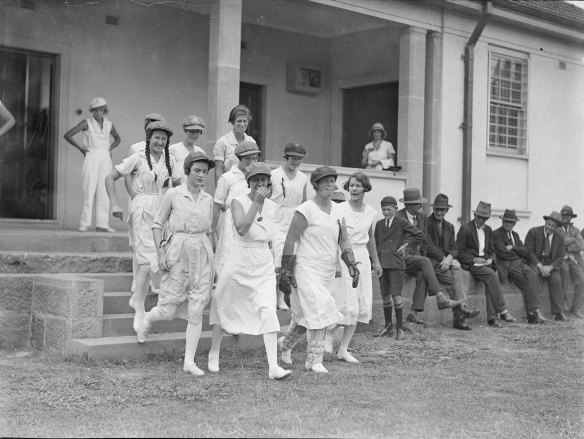 An unidentified team takes to the field at the Women Cricketers Annual City-Country Carnival on December 16, 1932.