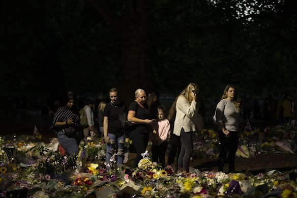  Members of the public lay flowers in Green Park following the death of Queen Elizabeth II in London, United Kingdom. Queen 