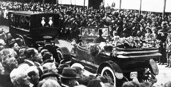 Crowds line George Street, Sydney following the state funeral of Henry Lawson.