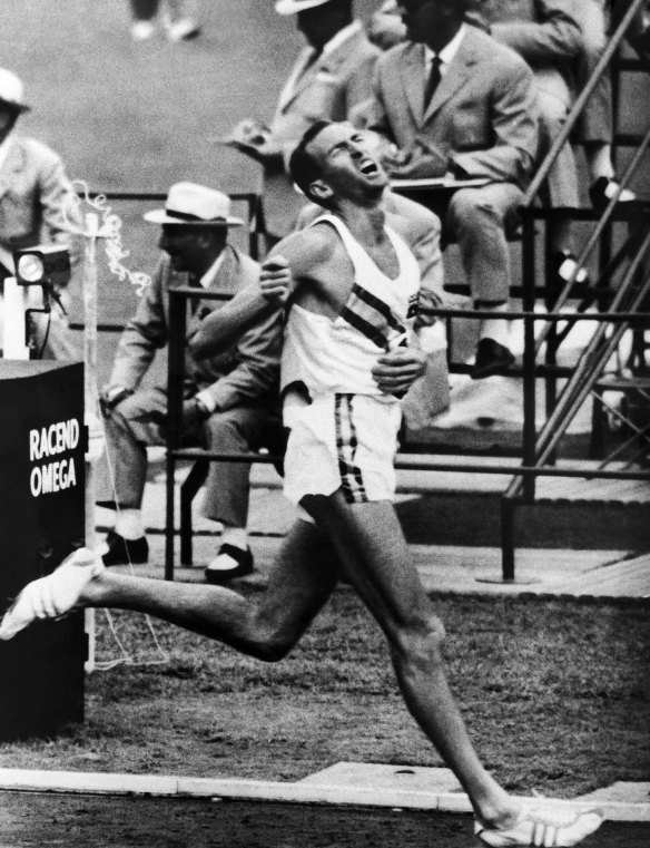 Herb Elliott breaks his own world record for the 1500m at the Rome Olympics in September 1960.