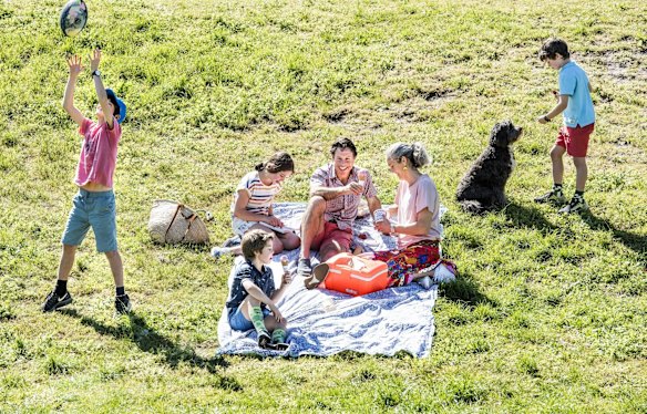 Jane McCuaig and her family of 4 kids  and husband Angus at Queens Park..
11th September  2021
Photo: Steven Siewert