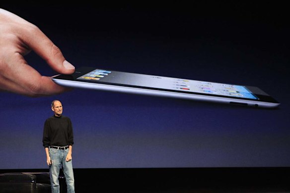 Steve Jobs introduces the iPad 2.