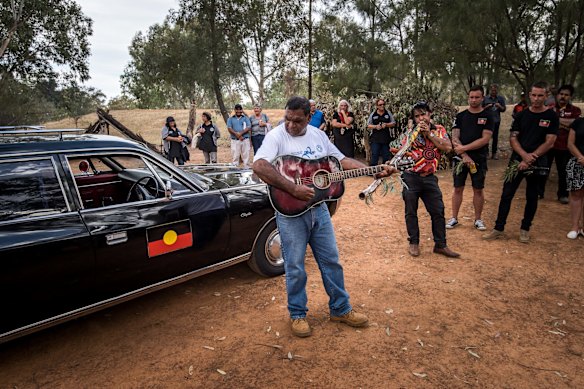 A song about Mungo Man and Lady at the Ceremony in Wagga Wagga.