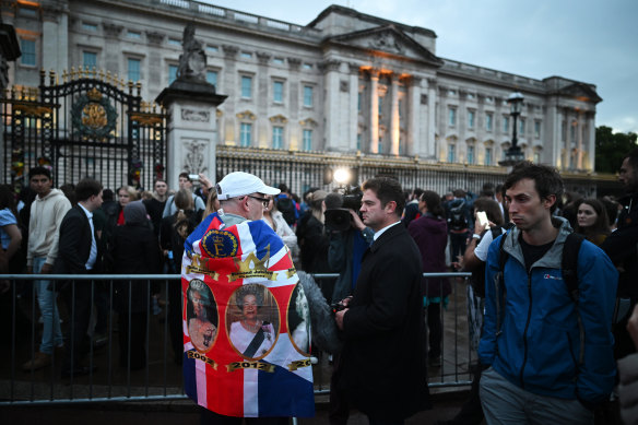 Mourners at Buckingham Palace. 