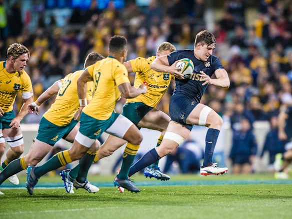 Pumas No. 8 Tomas Lezana makes a line break.