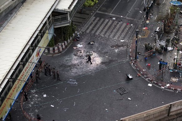 Experts investigate the site of a deadly blast in central Bangkok, Thailand, August 18, 2015. A bomb blast at a popular shrine in Bangkok that killed 22 people including eight foreigners did not match the tactics used by separatist rebels in southern Thailand, the country's army chief said on Tuesday. 