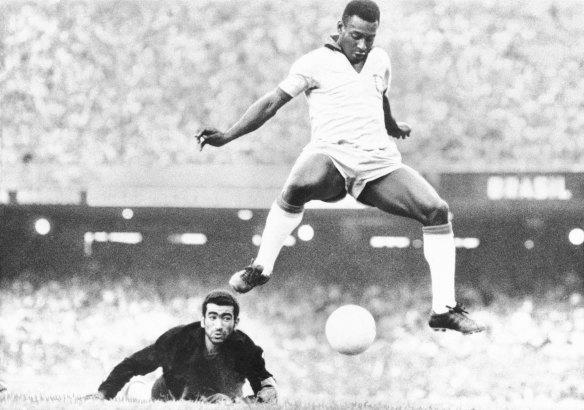 Pele scoring against Venezuela in 1962.