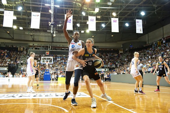 The Adelaide Lightning's Kayla Alexander and the Capitals' Marianna Tolo. 