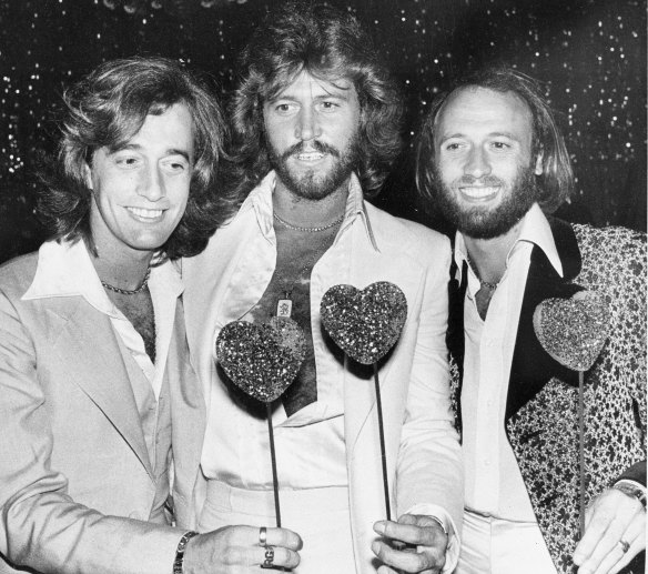 İngiliz pop grubu Bee Gees, 1978'de poz veriyor. Soldan, Robin Gibb, Barry Gibb ve Maurice Gibb