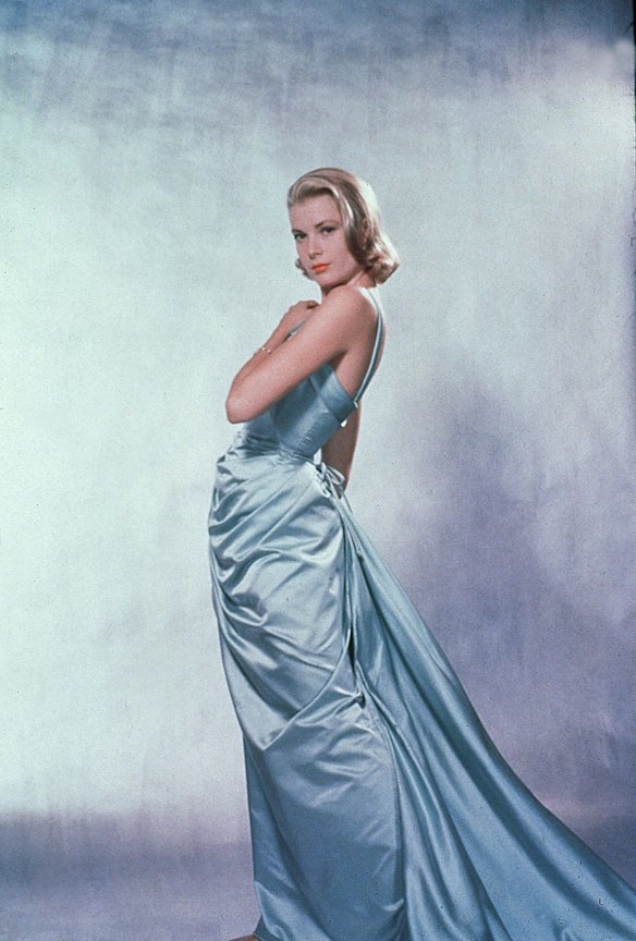 Grace Kelly, 1955 Academy Awards, Edith Head. 'Grace Kelly would look beautiful in just about anything. She had that blue-blood, classic glamorous American beauty and she loved fashion. One can tell this Edith Head Couture gown was made just for Grace. The hourglass shape is so beautifully draped to fit her perfectly showing off her slim waist.'

The mint green is very au courant colour not easy to pull off but on Grace it reflects her perfect complexion. 