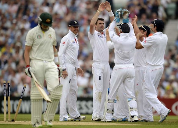 England's James Anderson (3rd L) is congratulated after dismissing Australia's Peter Siddle.