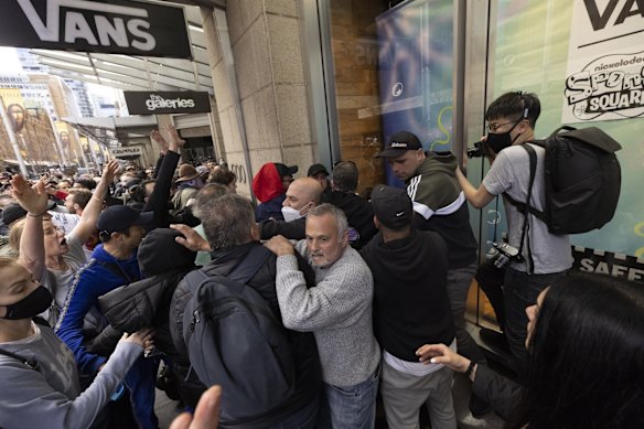 A mob on top of a Police Officer during the Sydney anti-lockdown protests.