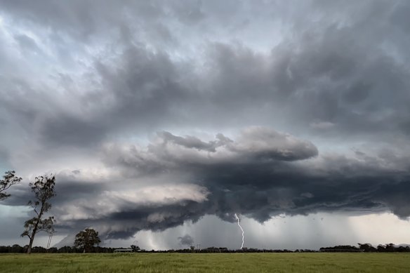 A very dangerous storm showing supercell structure in Sydney's west. 
14 October, 2021.