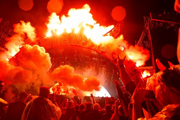 The crowd enjoying the show despite the rain.