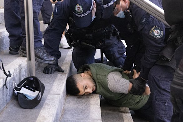 Police make arrests at an anti-lockdown protest in Sydney.
