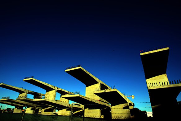 The building of the second Gateway Bridge.