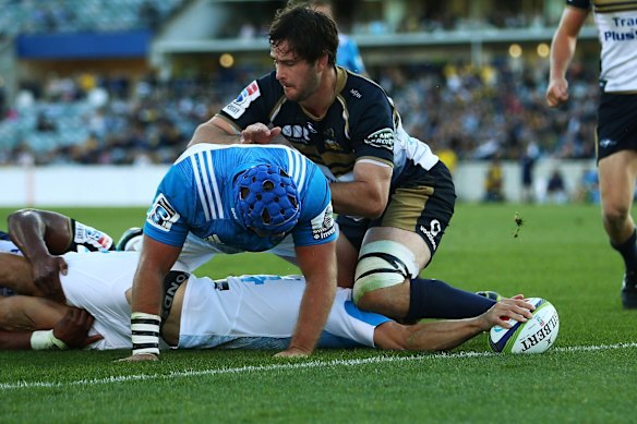 Matt Duffie of the Blues heads to the try line to score.