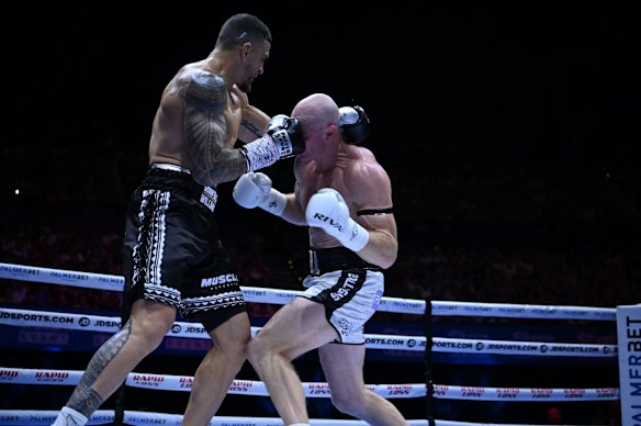 Barry Hall tries to close the gap on Williams but wears a heavy right hand.